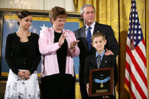 president_bush_with_sargent_smith_family.jpg
